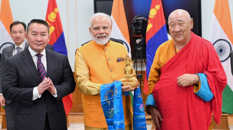 prime minister presented buddha statue to mongolian president