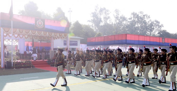 amit shah receiving the ceremonial guard of honour from the delhi police officers