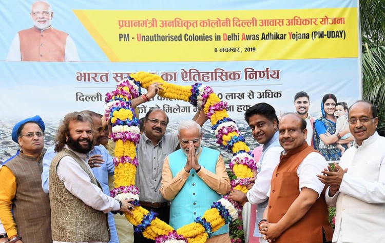 narendra modi being felicitated by the rwa members