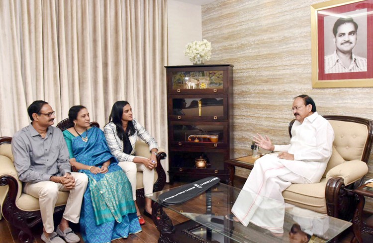 pv sindhu along with her parents met vice president