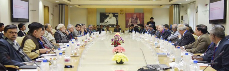 narendra modi interacting with the economists and other experts