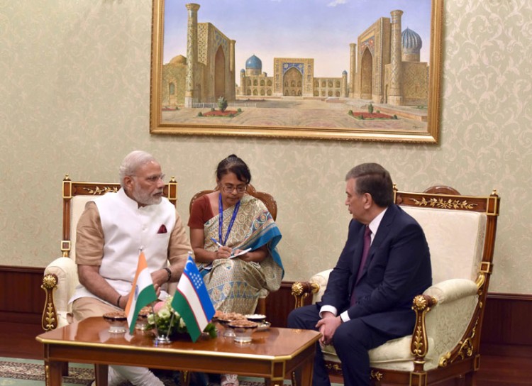 narendra modhi in a brief meeting with the pm shavkat mirziyoev