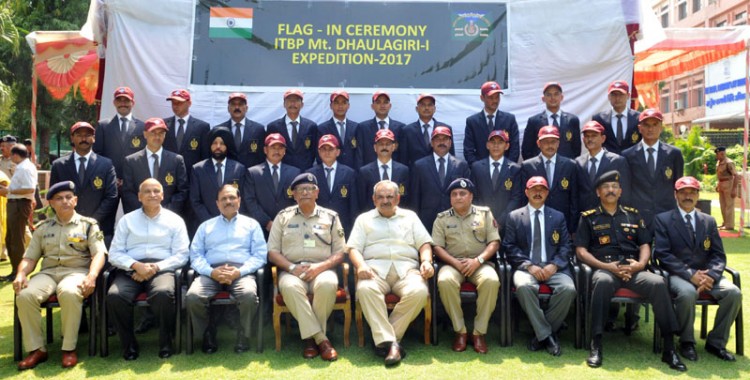 rajiv mehrishi in a group photograph with the itbp mountaineering expedition team