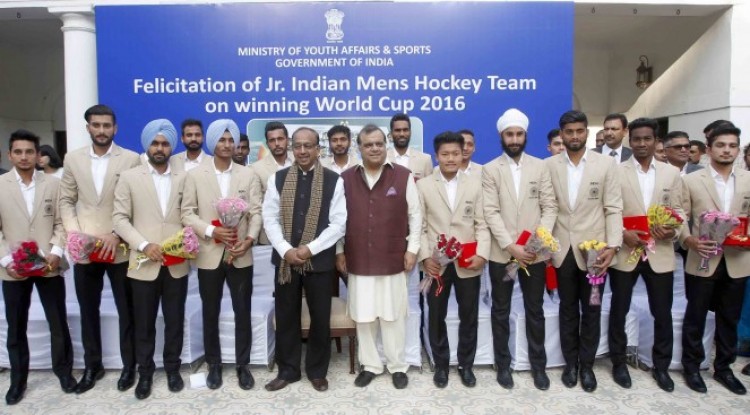 vijay goel felicitating the indian junior hockey team