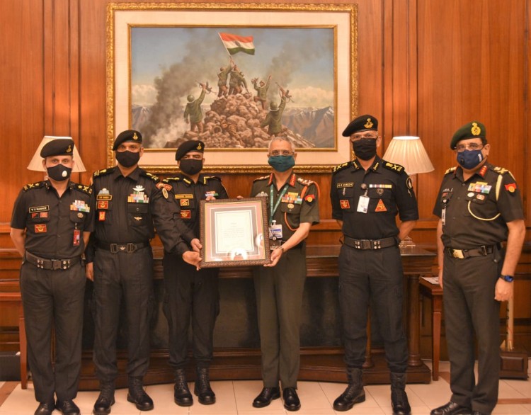 army chief gen mm naravane presents coas unit award to nsg