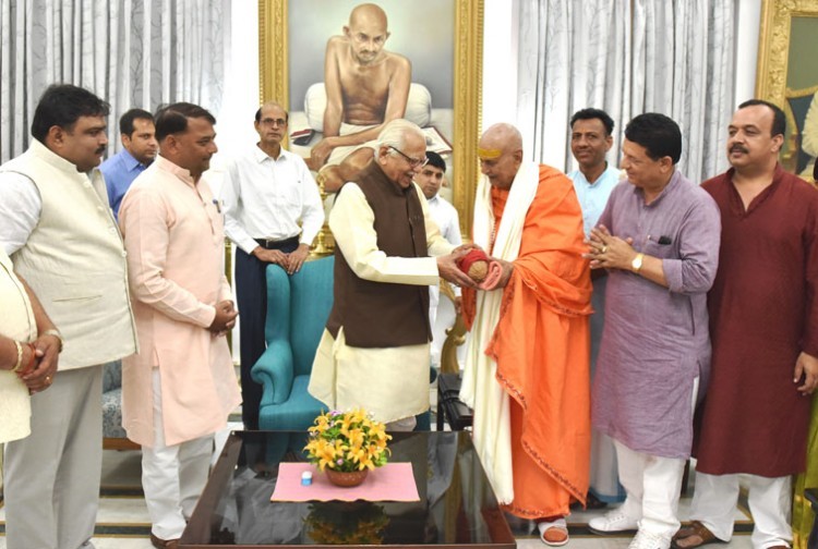 founder of bharat mata mandir met governor