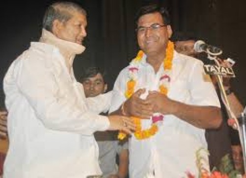 cm harish rawat congratulat to newly elected district panchayat president chaman singh