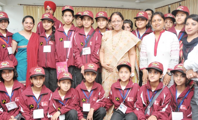 dr. indira hridayesh with students of kashmir