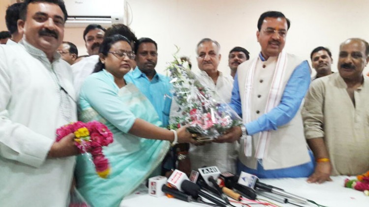 agra's sp candidate joins bjp