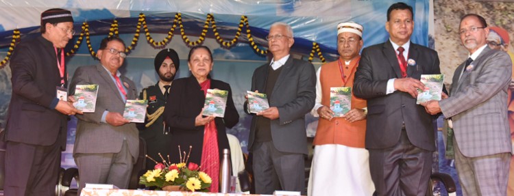 governor anandiben patel release of novel chandravanshi and poetry collection batui