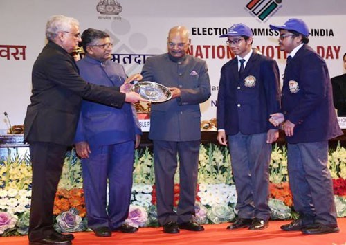 dps ranchi team gets trophy from president