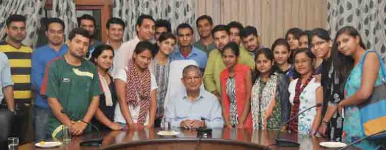 cm harish rawat with student representatives