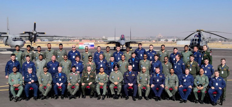 समूह तस्वीर में वायुसेनाध्यक्ष