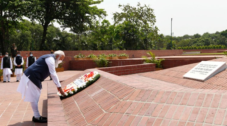 ढाका में शहीद स्मारक पर माल्यार्पण