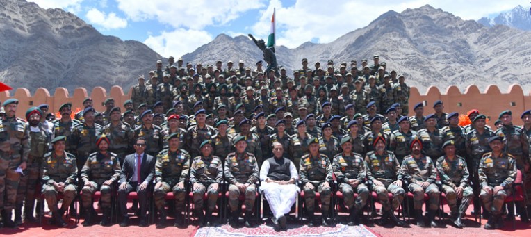 सैनिकों के साथ रक्षामंत्री