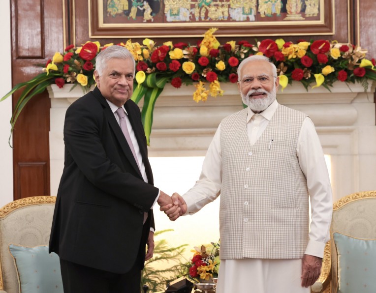 श्रीलंका के राष्ट्रपति के साथ नरेंद्र मोदी