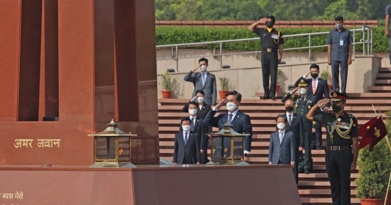 कोरियाई रक्षामंत्री की शहीदों को श्रद्धांजलि
