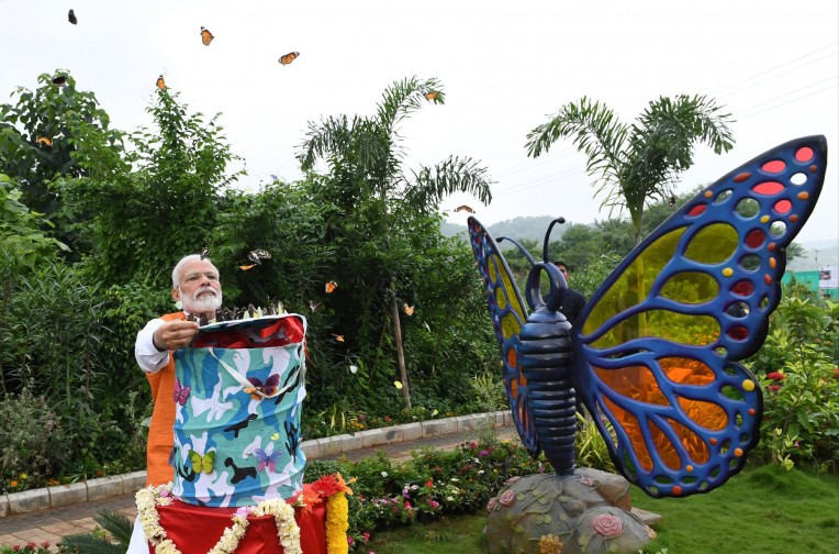 रंगीन तितलियों को छोड़ते प्रधानमंत्री