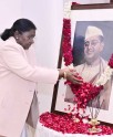 राष्ट्रपति की नेताजी को पुष्पांजलि!