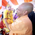 नन्हे कृष्ण को दुलराते मुख्यमंत्री योगी