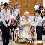प्रधानमंत्री का बच्चों केसाथ रक्षाबंधन