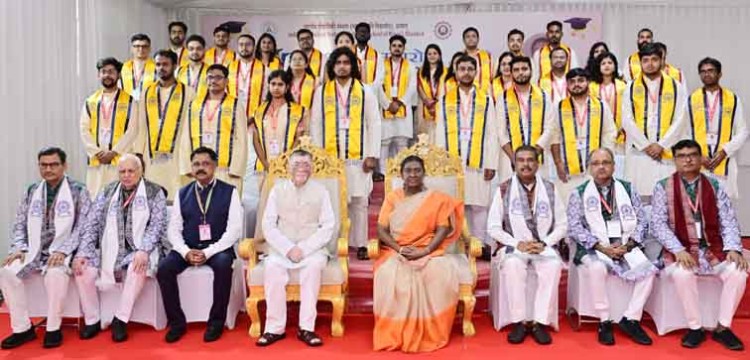 president confers degrees and medals to graduates at convocation