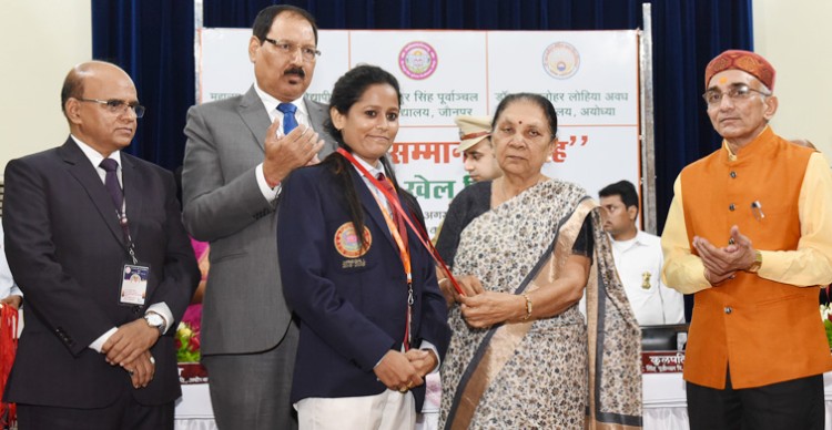 the governor honored the players on sports day