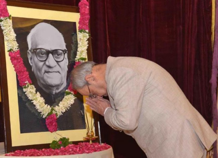 president pranab mukherjee tributes to former president v v giri
