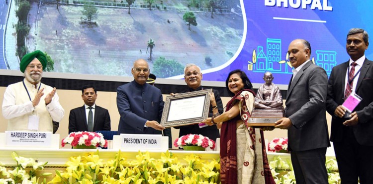 ram nath kovind presenting the swachh survekshan awards
