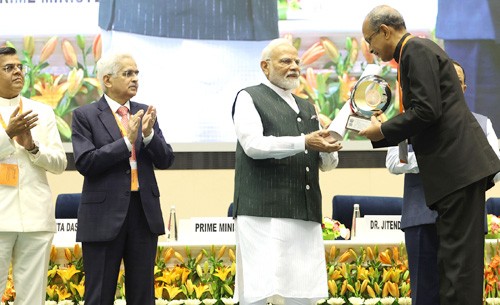 prime minister rewarded public servants on civil services day