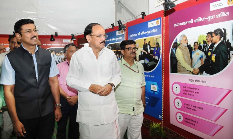rajyavardhan singh rathore & m. venkaiah naidu visiting after exhibition of davp