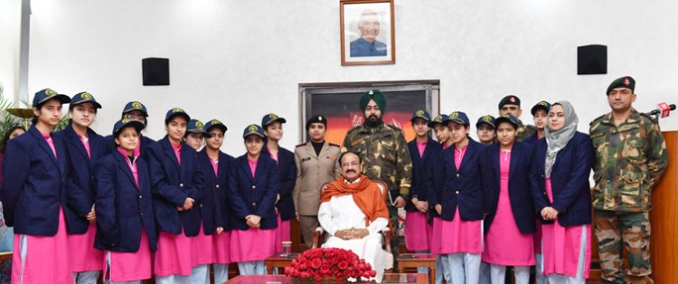 venkaiah naidu in a group photograph with the students from jammu and kashmir