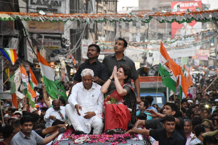 priyanka gandhi vadra roadshow in kanpur