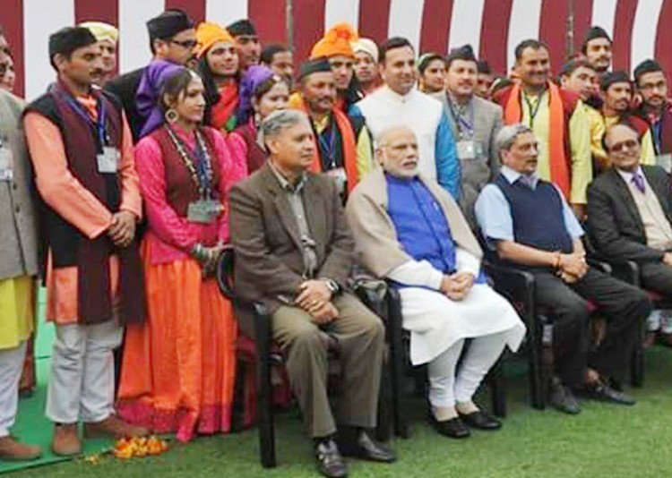 pm narendra modi with uttarakhand artists