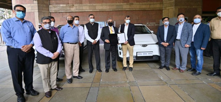 eesl to purchase electric vehicles from tata motors and hyundai motor