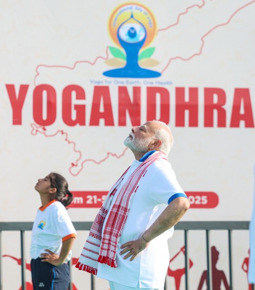 pm narendra modi in yoga