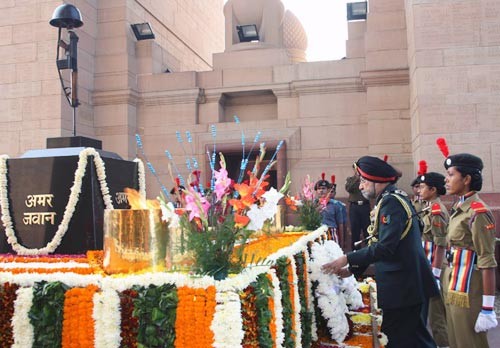 dg, ncc, lt gen. p.s. bhalla paying homage at amar jawan jyoti, india gate