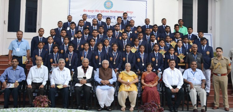 governor ram naik, players awarded medal