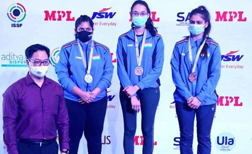 sports minister awarded medals to world cup shooters