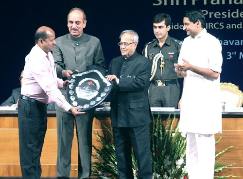pranab mukherjee felicitated the red cross