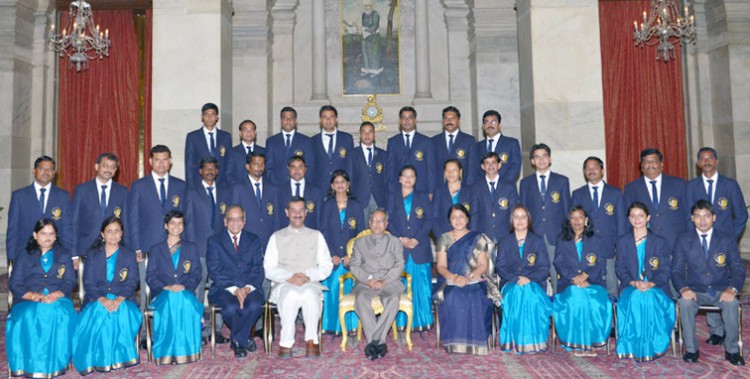 pranab mukherjee with the awardees of the national youth awards 2011-2012