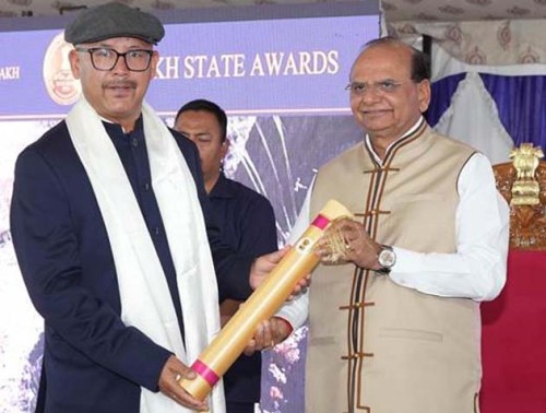 dr. padma gurmet honored with the ladakh state award.