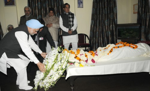 manmohan singh laying wreath at the mortal remains of the sis ram ola
