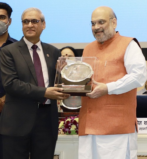 amit shah presenting the award during hindi diwas celebrations