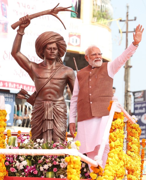 prime minister narendra modi pays tribute to lord birsa munda