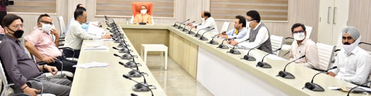 presentation of unified web portal for overseas indians to cm yogi adityanath