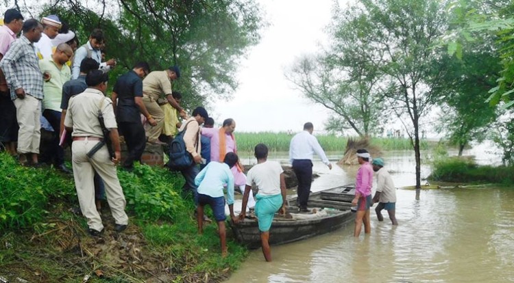 in-charge and minister of state, upendra tiwari inspected the ring dam