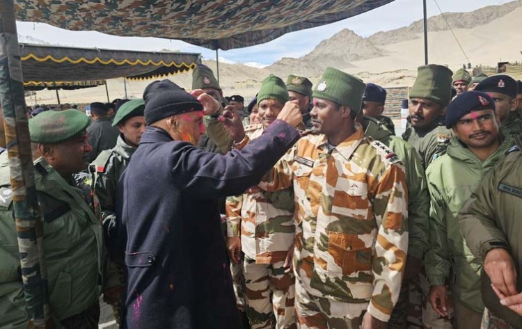 defense minister celebrates holi with ready soldiers on the border