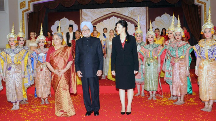 manmohan singh and his wife gursharan kaur with the prime minister of thailand, yingluck shinawatra