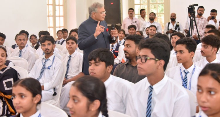 curious students in lucknow asked questions of the cec